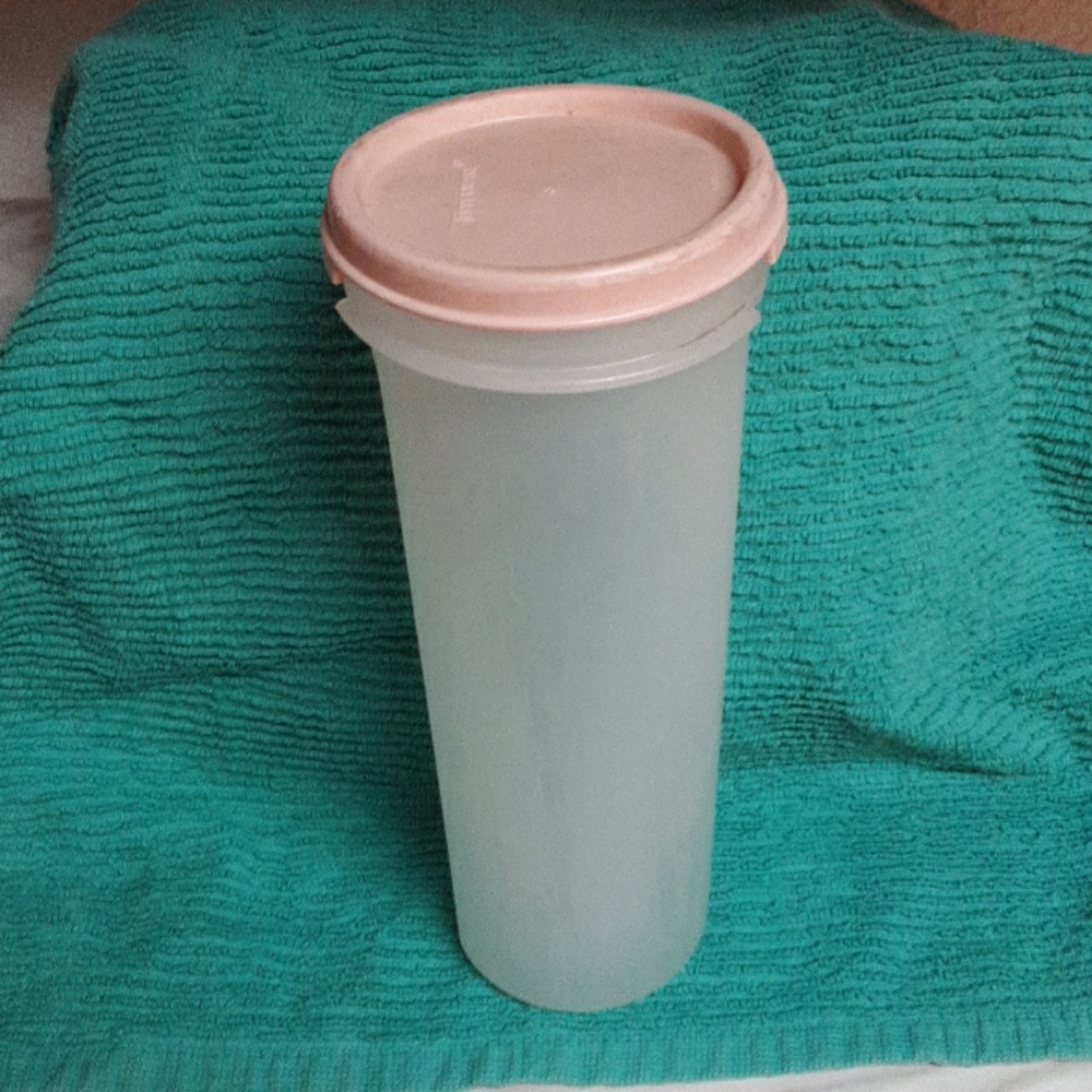 Tupperware spaghetti container